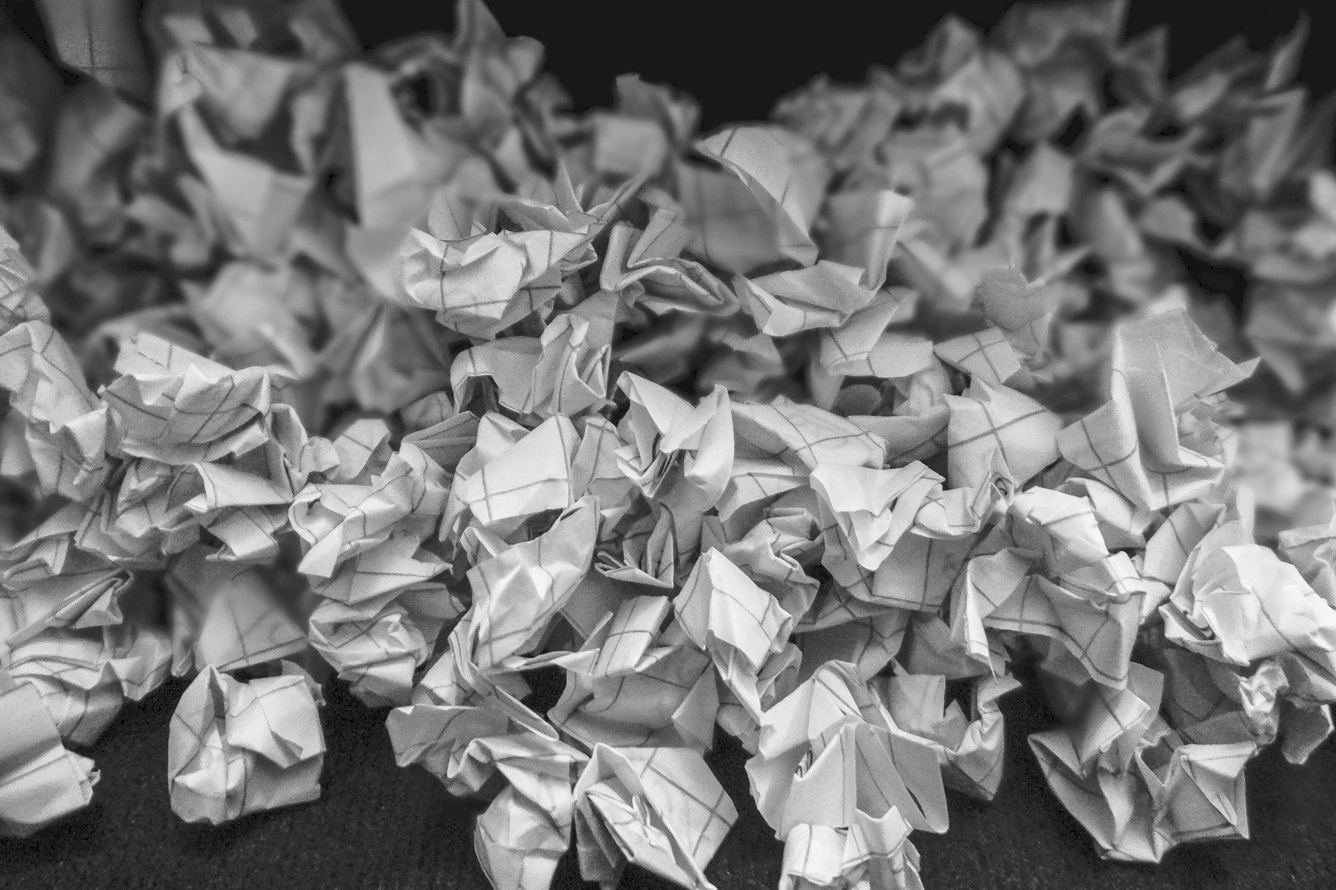 bolas-de-papel-romina-bm-unsplash.jpg Por qué tu marca no necesita hacer más